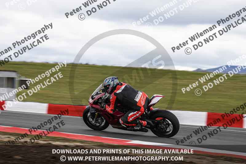 cadwell no limits trackday;cadwell park;cadwell park photographs;cadwell trackday photographs;enduro digital images;event digital images;eventdigitalimages;navarra;no limits trackdays;peter wileman photography;racing digital images;trackday digital images;trackday photos